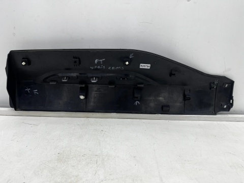 Listwa Toyota Yaris Cross 20r.- prawa tylna nakładka dolna drzwi prawy tył 75077-0d020