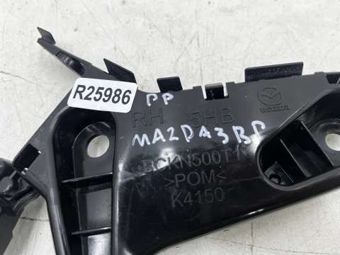 Ślizg Mazda 3 IV BP 19r.- HB 5Drzwi prawe przednie mocowanie zderzaka wspornik błotnika prawy przód bckn500t1