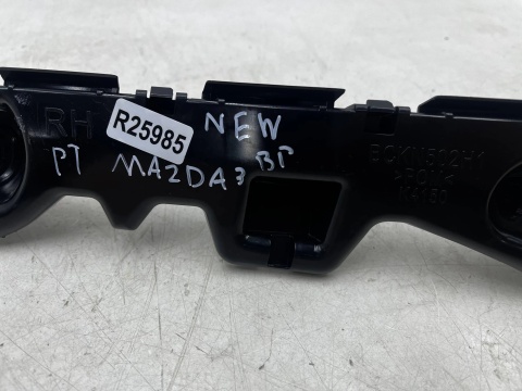 Ślizg Mazda 3 IV BP 19r.- tylne prawe mocowanie zderzaka wspornik uchwyt BCKN502H1