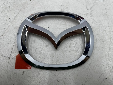 Znaczek Mazda 2 DE 07-14r. znaczek emblemat na klapę bagażnika 110x140mm. ORYGNALNY D65151730