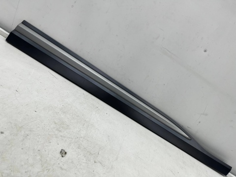 Listwa Hyundai Kona I 17-23r. prawa przednia dolna nakładka drzwi bocznych strukturalna prawy przód 87722-j9500