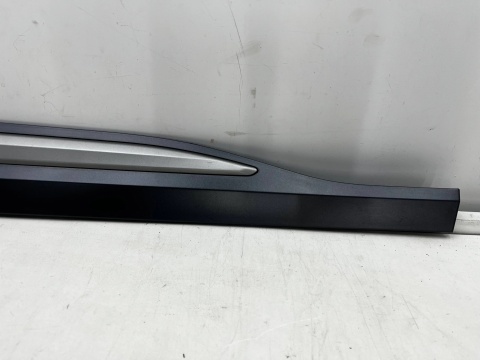 Listwa Hyundai Kona I 17-23r. prawa przednia dolna nakładka drzwi bocznych strukturalna prawy przód 87722-j9500