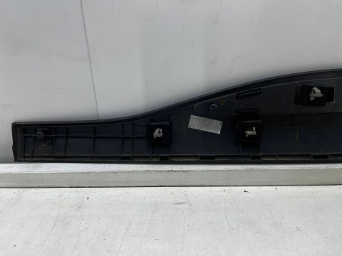 Listwa Hyundai Kona I 17-23r. prawa przednia dolna nakładka drzwi bocznych strukturalna prawy przód 87722-j9500