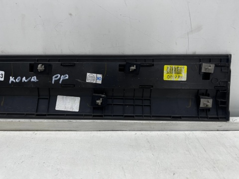 Listwa Hyundai Kona I 17-23r. prawa przednia dolna nakładka drzwi bocznych strukturalna prawy przód 87722-j9500