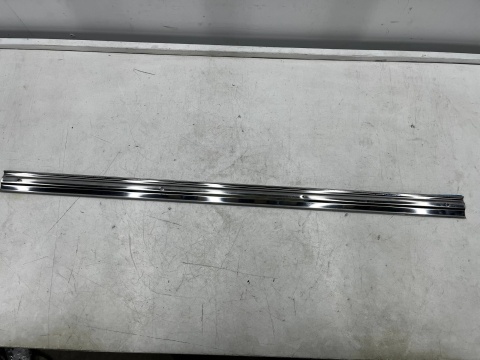Próg bagażnika Toyota Land Cruiser J70 90-04r. NOWA tylna nakładka progu bagażnika osłona metalowa oryginalna 58573-90k00