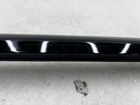 Listwa BMW 4 G22 Coupe M4 G82 20r.- lewa przednia uszczelka drzwi zgarniająca Shadowline zewnętrzna 7482749