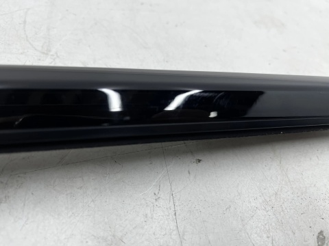 Listwa BMW 4 G22 Coupe M4 G82 20r.- lewa przednia uszczelka drzwi zgarniająca Shadowline zewnętrzna 7482749