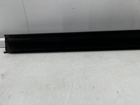 Listwa BMW 4 G22 Coupe M4 G82 20r.- lewa przednia uszczelka drzwi zgarniająca Shadowline zewnętrzna 7482749