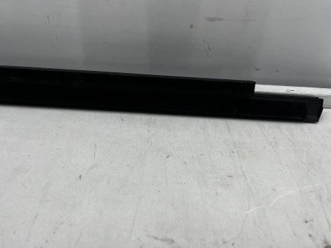 Listwa BMW 4 G22 Coupe M4 G82 20r.- lewa przednia uszczelka drzwi zgarniająca Shadowline zewnętrzna 7482749