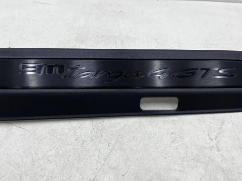 Nakładka progu Porsche 911 992 Targa 4 GTS 19r.- lewa wewnętrzna listwa progowa SATYNA oryginalna 992853491