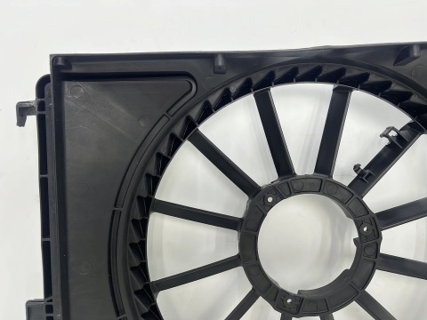Obudowa wentylatora chłodnicy Hyundai i20 I Lift 12-14r. NOWA ze zbiorniczkiem sama obudowa oryginalna 253500u050