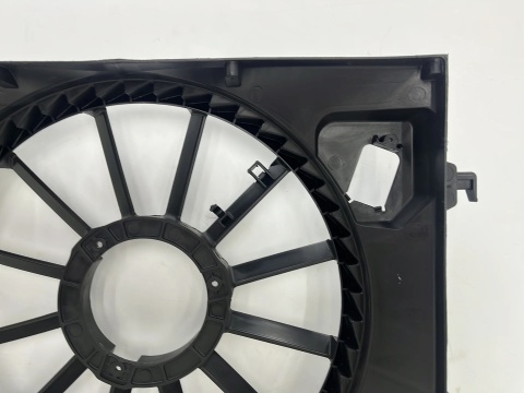Obudowa wentylatora chłodnicy Hyundai i20 I Lift 12-14r. NOWA ze zbiorniczkiem sama obudowa oryginalna 253500u050