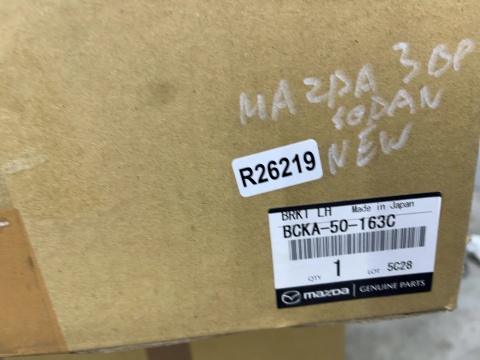 Ślizg Mazda 3 IV BP sedan 19r.- NOWE lewe przednie mocowanie radaru zderzaka wspornik lewy przód bcka-50163