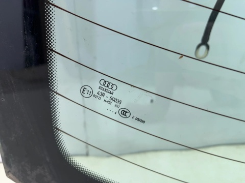 Szyba tylna Audi A8 D3 02-10r. tylna bagażnika tył oryginalna