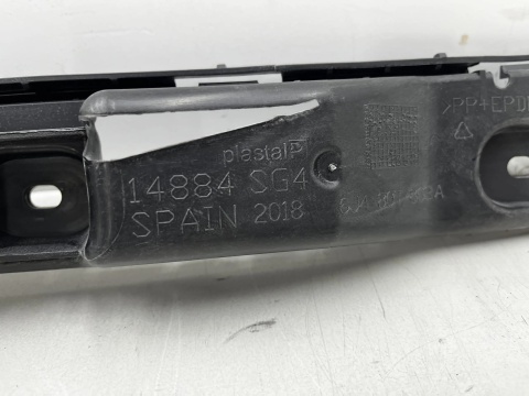 Ślizg Seat Ibiza IV 08-17r. tylne środkowe mocowanie zderzaka wspornik wzmocnienie tył 6j4807863a
