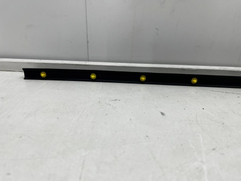 Uszczelka VW T-Roc 1 I 17-25r. nowa dolna guma drzwi wewnętrzna prawych drzwi pasażera prawy przód 2ga837652f