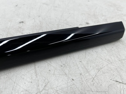 Listwa BMW 4 G22 Coupe M4 G82 20r.- prawa przednia uszczelka drzwi zgarniająca Shadowline zewnętrzna 7482750