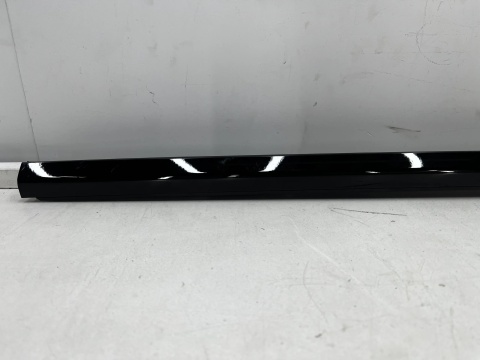 Listwa BMW 4 G22 Coupe M4 G82 20r.- prawa przednia uszczelka drzwi zgarniająca Shadowline zewnętrzna 7482750