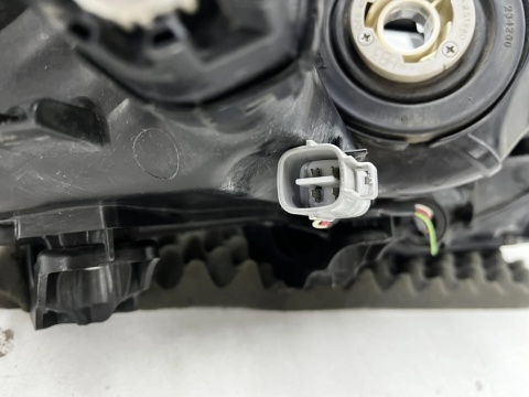 Lampa reflektor Toyota Corolla XI E16 13-16r. LEWA przednia Europa zwykła + LED pasek oryginał lewy przód 81150-02e70