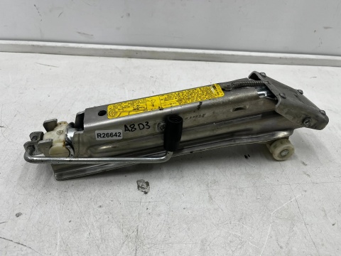 Lewarek Audi A8 D3 02-10r. winda podnośnik 4e0831411a