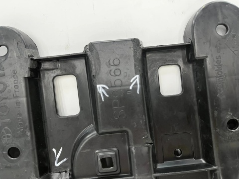 Osłona pod zderzak Toyota Yaris 4 IV XP21 20r.- przednia płyta dolna podwozia pod zderzak 52618-k0010
