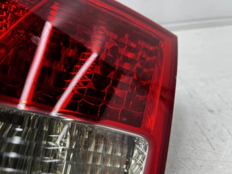 Lampa Audi A8 D3 02-08r. prawa tylna z klapy bagażnika prawy tył EU 4e0945094c