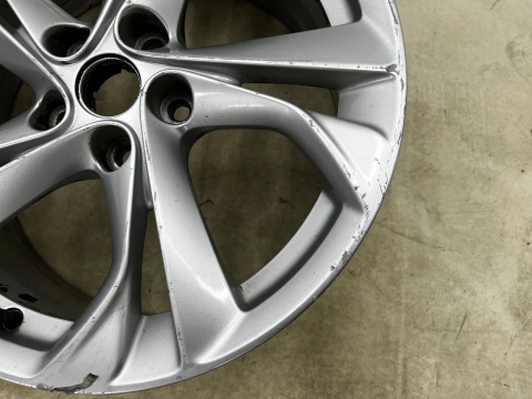 Felga aluminiowa Opel Astra K 15-22r. r17 cali 7,5jx17 ET44 5x105 CH56,5 pojedyncza oryginalna z czujnikiem ciśnienia 13409657