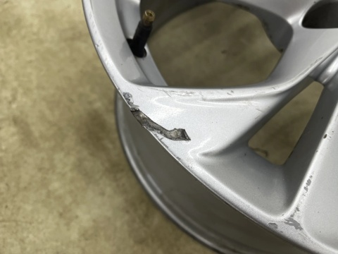 Felga aluminiowa Opel Astra K 15-22r. r17 cali 7,5jx17 ET44 5x105 CH56,5 pojedyncza oryginalna z czujnikiem ciśnienia 13409657