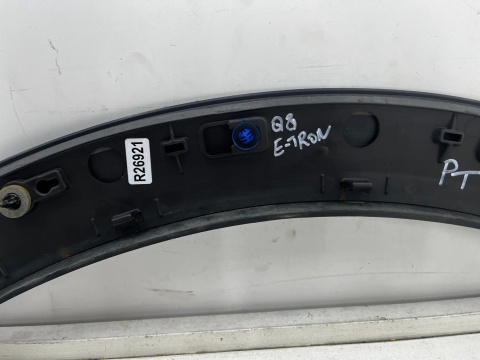 Listwa Audi Q8 e-tron Q8 e-tron Sportback 18r.- PRAWY tylny rant nadkola błotnika nakładka struktura prawy tył 4ke853818