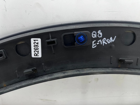 Listwa Audi Q8 e-tron Q8 e-tron Sportback 18r.- PRAWY tylny rant nadkola błotnika nakładka struktura prawy tył 4ke853818