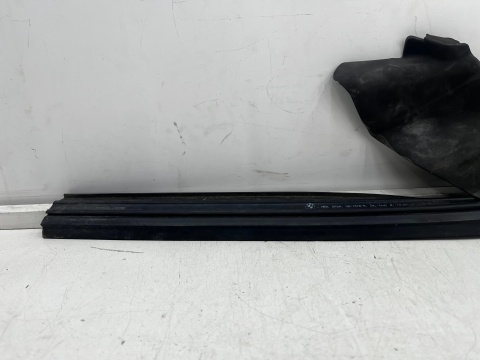 Uszczelka BMW 6 F12 F13 F06 10-18r. prawa przednia górna uszczelka szyby prowadnica szyby prawy przód 7217492