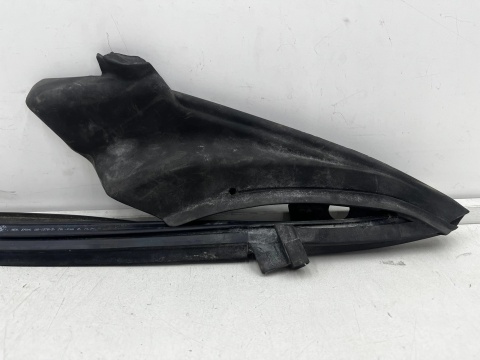 Uszczelka BMW 6 F12 F13 F06 10-18r. prawa przednia górna uszczelka szyby prowadnica szyby prawy przód 7217492