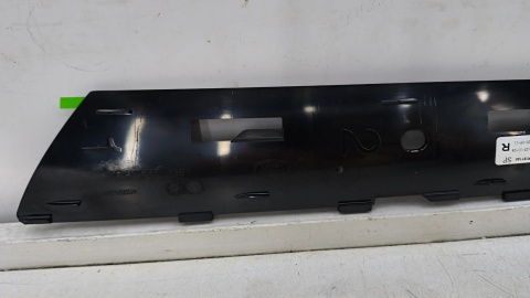Listwa Land Rover Defender 20r.- NOWY prawy ślizg nakładki słupka drzwi szyby przedniej listwa montażowa lr161144 n8b2-03178-aa