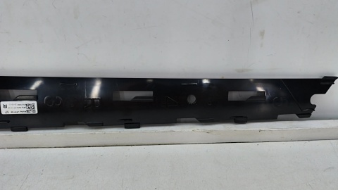 Listwa Land Rover Defender 20r.- NOWY prawy ślizg nakładki słupka drzwi szyby przedniej listwa montażowa lr161144 n8b2-03178-aa