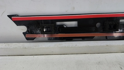 Listwa Land Rover Defender 20r.- NOWY prawy ślizg nakładki słupka drzwi szyby przedniej listwa montażowa lr161144 n8b2-03178-aa