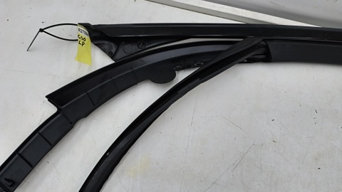Uszczelka BMW 5 G30 G31 F90 17-24r. lewa przednia guma ramki szyby drzwi kierowcy listwa Shadow Line zewnętrzna 7336963