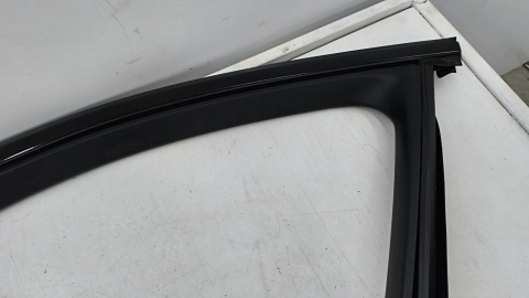 Uszczelka BMW 5 G30 G31 F90 17-24r. lewa przednia guma ramki szyby drzwi kierowcy listwa Shadow Line zewnętrzna 7336963