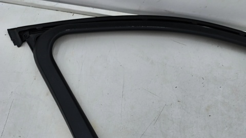 Uszczelka BMW 5 G30 G31 F90 17-24r. lewa przednia guma ramki szyby drzwi kierowcy listwa Shadow Line zewnętrzna 7336963