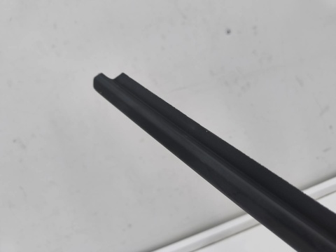 Listwa Toyota Yaris 3 III 11-20r. NOWA lewa przednia uszczelka drzwi zewnętrzna szyby zgarniająca lewy przód 68210-0D150