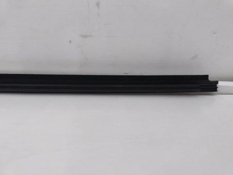 Listwa Toyota Yaris 3 III 11-20r. NOWA lewa przednia uszczelka drzwi zewnętrzna szyby zgarniająca lewy przód 68210-0D150