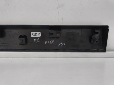 Listwa BMW X1 F48 15-22r. prawa przednia dolna nakładka drzwi bocznych prawy przód 7352092