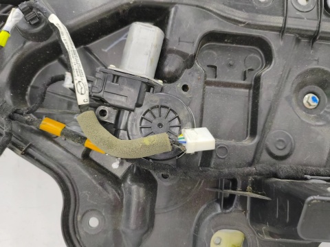 Podnośnik szyb Mazda 3 BP 13-18r. HB prawa tylna obudowa panel stelaż linki podnoszenia silniczek bjs77297x
