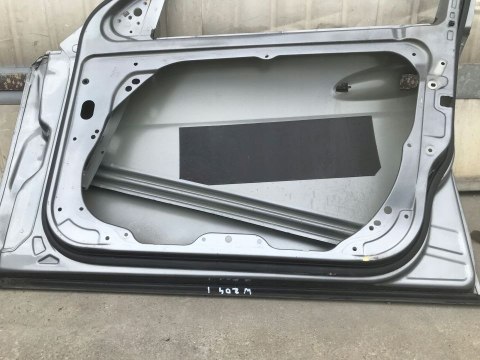 DRZWI MERCEDES W204 PRAWY PRZÓD PRAWE PRZEDNIE DRZWI MERCEDES W204 PRAWY PRZÓD PRAWE PRZEDNIE