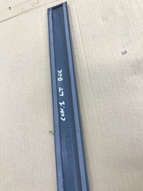 Listwa Ford Transit Connect I MK1 boczna błotnika tylnego 02-13r 3T16V29077B Listwa Ford Transit Connect I MK1 boczna błotnika tylnego 02-13r 3T16V29077B
