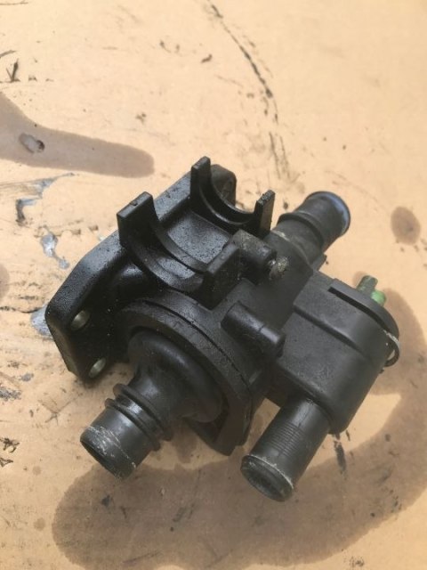 Obudowa termostatu Peugeot 206 307 Citroen c3 Mazda 2 DY Ford Fiesta Fusion 1.4 HDI TDCI 9641522380c Obudowa termostatu Peugeot 206 307 Citroen c3 Mazda 2 DY Ford Fiesta Fusion 1.4 HDI TDCI 9641522380c