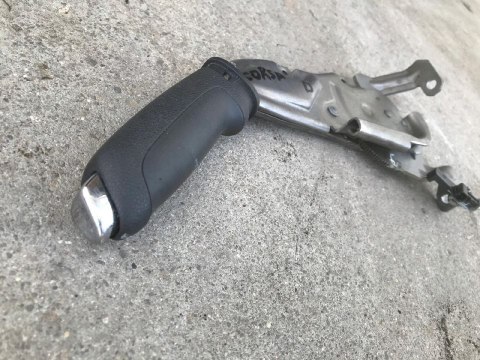 Ręczny Opel Corsa D 06-14r. dźwignia hamulca ręcznego 13207591 Ręczny Opel Corsa D 06-14r. dźwignia hamulca ręcznego 13207591