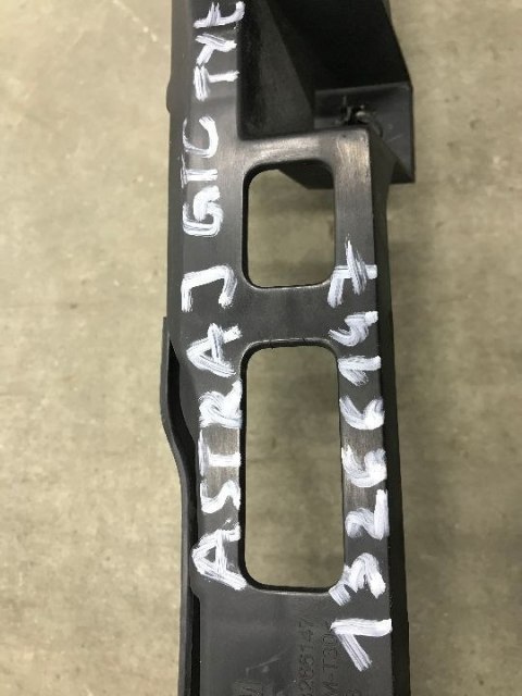 Ślizg Opel Astra 4 IV j GTC mocowanie wspornik uchwyt zderzaka tylne środkowe 13266147