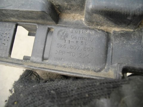 Ślizg VW GOLF 6 VI HB 5d mocowanie wspornik uchwyt zderzaka tylny środkowy 5K6807863 Ślizg VW GOLF 6 VI HB 5d mocowanie wspornik uchwyt zderzaka tylny środkowy 5K6807863