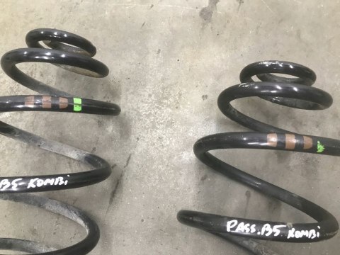 Sprężyna VW PASSAT B5 tył zawieszenia KOMBI SEDAN KOMPLET 3b0511115d 3b0511115p Sprężyna VW PASSAT B5 tył zawieszenia KOMBI SEDAN KOMPLET 3b0511115d 3b0511115p