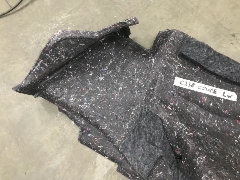 Tapicerka Mercedes E klasa Coupe C238 3 III 17- boczek bagażnika lewy poszycie wykładzina Tapicerka Mercedes E klasa Coupe C238 3 III 17- boczek bagażnika lewy poszycie wykładzina